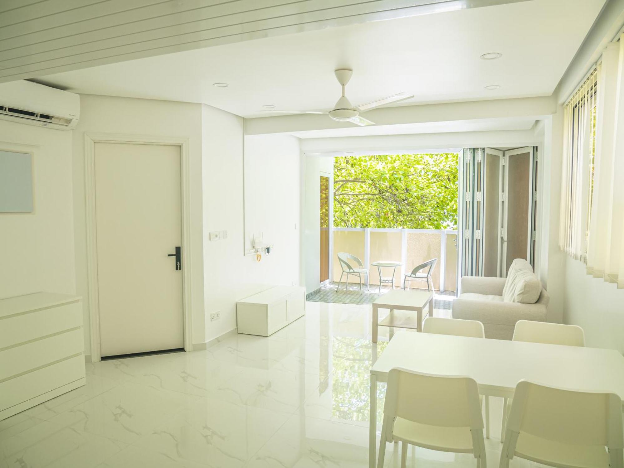 Beachfront Apartment Мале Екстериор снимка